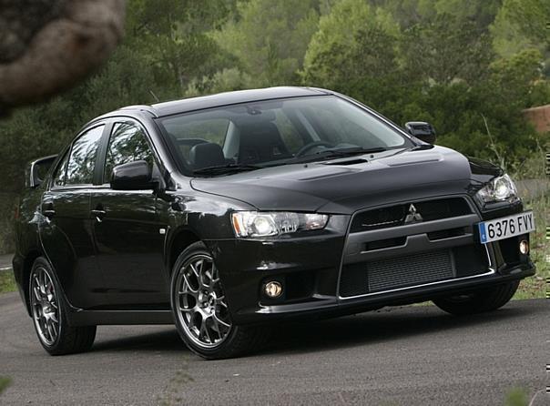 Der Lancer Evolution wird mit einem manuell betätigten Fünfganggetriebe oder dem ebenfalls neu entwickelten Sechsgang- Doppelkupplungsgetriebe SST angeboten (Sport Shift Transmission, Serie in der MR-Ausstattung).